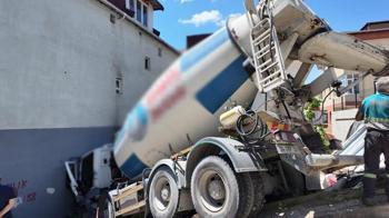 Ümraniye'de korku dolu anlar! Kontrolden çıkan beton mikseri binaya çarptı