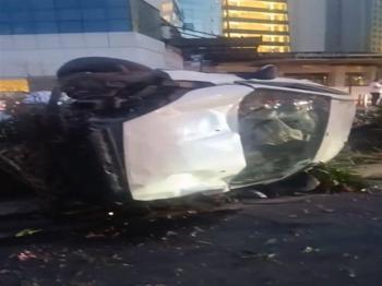 Bakırköy'de hakimiyetini kaybetti: 2 araca birden çarptı