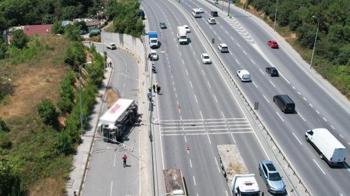 Arnavutköy'de facianın eşiğinden dönüldü! Bariyerleri aşan kamyon yan yola devrildi