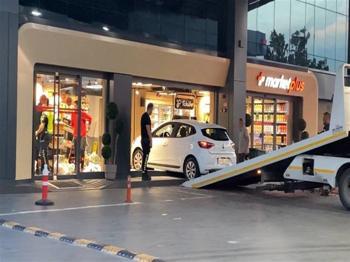 Bağcılar'da otomobil akaryakıt istasyonuna daldı!