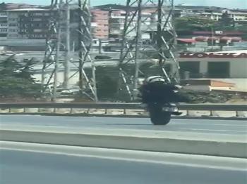 Esenyurt'ta motosikletli herkesi tehlikeye attı: Tek teker üzerinde dakikalarca ilerledi