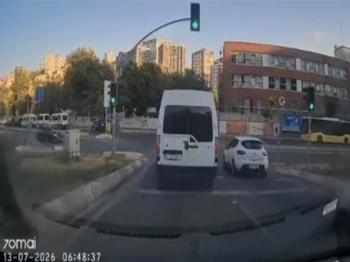 Eyüpsultan'da korkunç kaza: Otomobil trafik ışıklarına çarparak savruldu