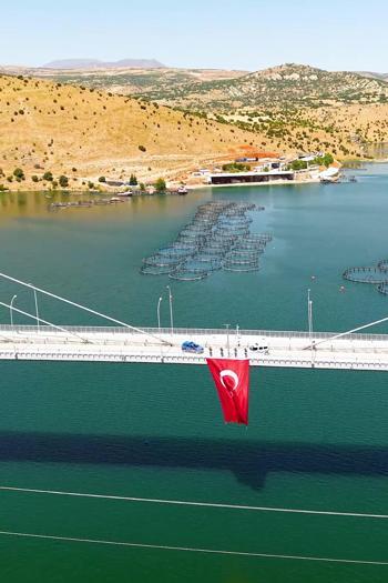 Elazığ'da 15 Temmuz şehidinin adını taşıyan köprüye dev Türk bayrağı asıldı