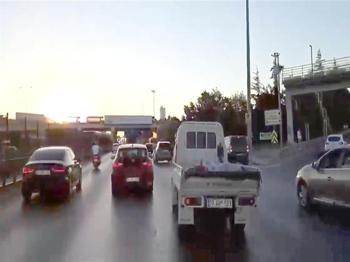 Avcılar'da iki kamyonetten makas yarışı: 277 bin 622 lira ceza yediler