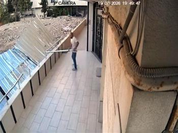 Avcılar'da uyuşturucu ile yakalandılar: Korkulukları çalarken yakayı ele verdiler