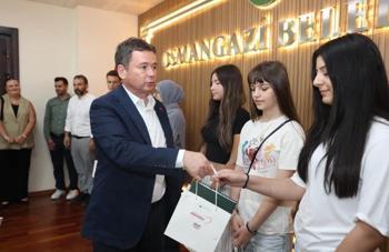 Ücretsiz LGS kurslarının başarılı öğrencileri Osmangazi Belediye Başkanı ile buluştu
