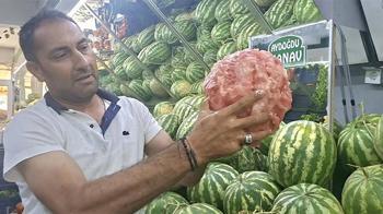 Kütahyalı manavın eliyle karpuz soyma videosu sosyal medyada viral oldu