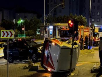 Üsküdar'da gece yarısı talihsiz kaza: Kamyonetle çarpıştı, hastanede gözlerini açtı