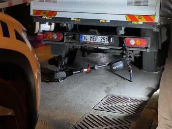 Skuter sürücüsü kamyonun altında kaldı: Bağcılar'da kendi sonunu getirdi