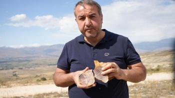 Dağlık alanda gezerken tesadüfen buldu! Taş sanıp inceledi, gerçeği öğrenince şaşkına döndü