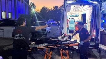 Otomobil kaldırıma çıkıp yayalara çarptı