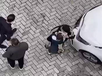 Zeytinburnu'nda iki araç kafa kafaya çarpıştı: Korkunç kazada bir kız çocuğu yaralandı