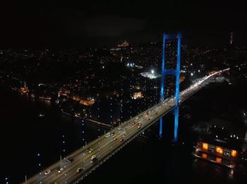 Boğaz'daki köprüler turkuaz renge büründü