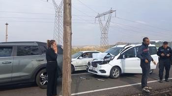 Diyarbakır’da hafif ticari araç ile otomobil çarpıştı: 2 yaralı