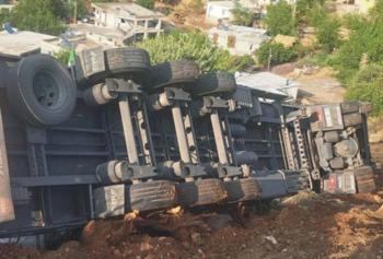 Devrilen TIR'ın sürücüsü yaralandı