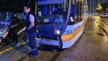 Eskişehir’de tramvayla otomobil çarpıştı; 2 yaralı