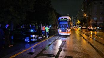 Eskişehir'de tramvayla otomobilin çarpıştığı kazada 2 kişi yaralandı
