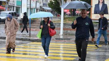 Yağışlı havalar geri dönüyor! Meteoroloji'den İstanbul ve 13 şehir için kuvvetli sağanak yağmur uyarısı