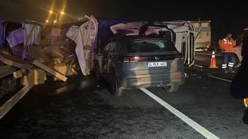 Kontrolden çıkarak karşı şeride geçen TIR otomobile çarptı 1 ölü 2 yaralı