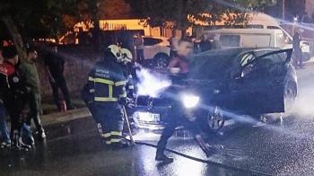 Seyir halindeki otomobil alev alev yandı