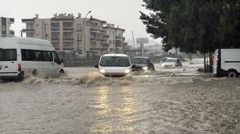 Sağanak yağış hayatı olumsuz etkiledi! Yollar ve bahçeler su altında kaldı