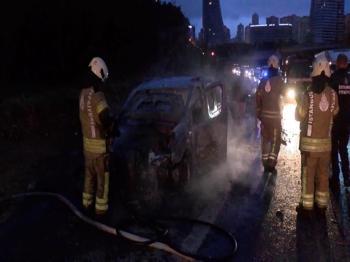 Ümraniye'de hafif ticari araç alev alev yandı