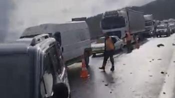 Çok sayıda aracın karıştığı zincirleme trafik kazasında 8 kişi yaralandı