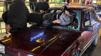 Düzce'de otomobile çarpan motosiklet sürücüsü camdan içeri girdi