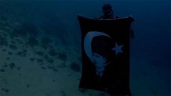 Muğla’da Cumhuriyet coşkusu mavi suların metrelerce derinine indi! Görenlerin içini ısıtan anlar
