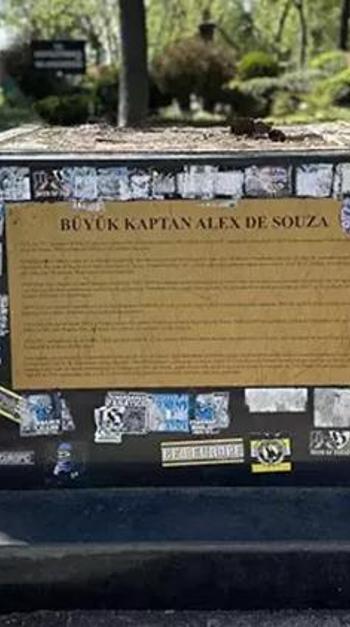 Kadıköy'de Fenerbahçe efsanelerinin heykelleri kaldırıldı