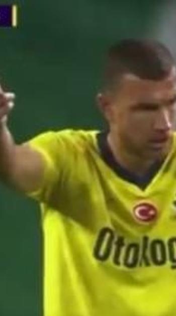 Mert Hakan Edin Dzeko'ya atarlandı! Konyaspor maçında saha ortasında taktik yok, kavga var! Dzeko ne yapacağını şaşırdı