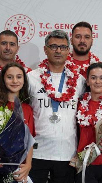 Paris 2024 Olimpiyat Oyunları'nda gümüş madalya kazanan Yusuf Dikeç için karşılama töreni düzenlendi