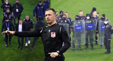 Çevik kuvvet araya girmese... Süper Lig başkanı saha ortasında hakeme saldırdı! 