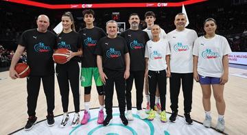 Gençlik ve Spor Bakanı Osman Aşkın Bak gösteri maçında parkeye çıktı