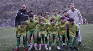 Hem kulüp başkanı hem altyapı antrenörü hem de A takımın kalecisi