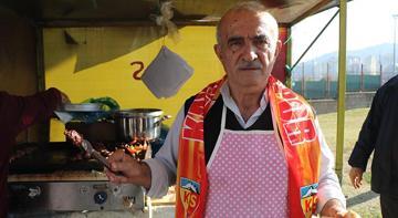 Bir zamanlar formasını giydiği Kayserispor'un stadının önünde köfte ekmek satıyor