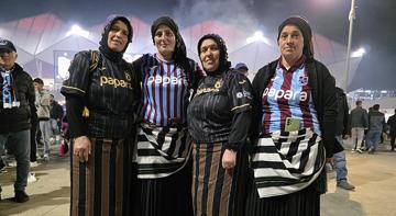 Trabzonsporlu kadınların zorlu maç günü mesaisi! Otlar biçildi, hayvanlar beslendi, yemek yapıldı: Sırada maç keyfi var