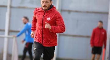 Sivasspor'da eski futbolcusunu yeniden transfer etti