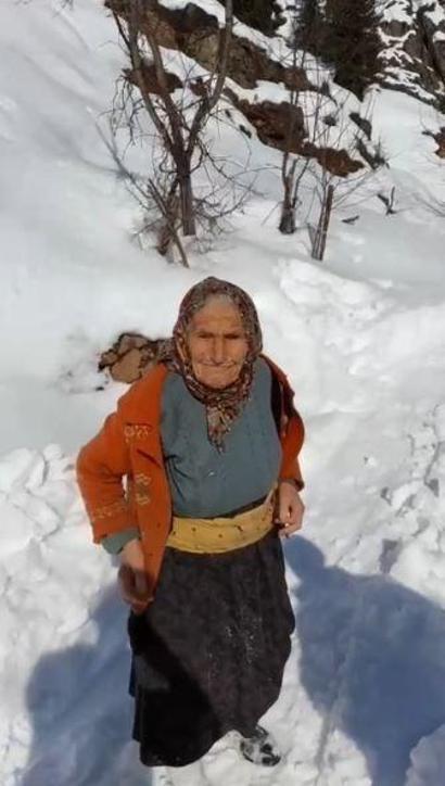 95 yaşındaki Saadet ninenin tahta kızak keyfi Gençlere taş çıkarıyor