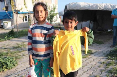 Adanada bayram sevinci binlerce çocuğa bayramlık kıyafet dağıtıldı