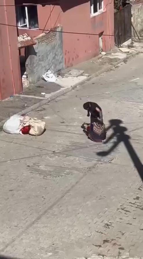 Eskişehirde sokak ortasında dehşet: Karısını dakikalarca döven adam yakalandı