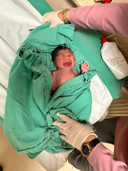 Adana takside mucize: Hastaneye yetişemeyen anne doğum yaptı