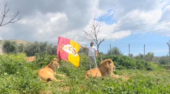 Galatasarayın şampiyonluğunu aslanlarıyla kutladı