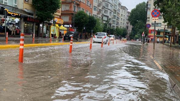 Ankarada şiddetli yağmur ve rüzgar Yollar göle döndü, evleri su bastı, binaların çatıları uçtu