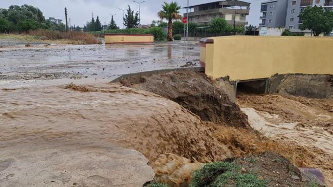 Ankarada şiddetli yağmur ve rüzgar Yollar göle döndü, evleri su bastı, binaların çatıları uçtu