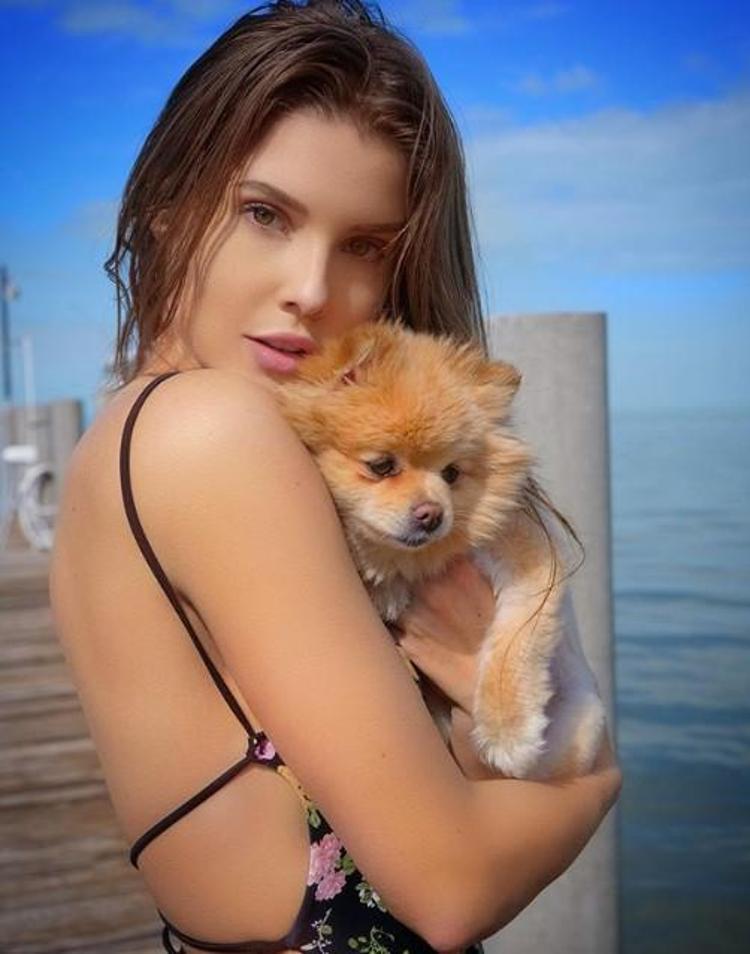 Amanda Cernyden bikilini karantina selfiesi