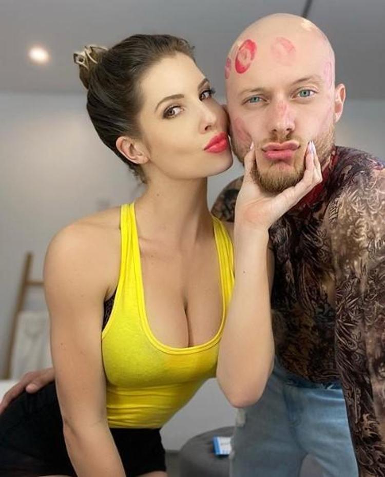 Amanda Cernyden bikilini karantina selfiesi