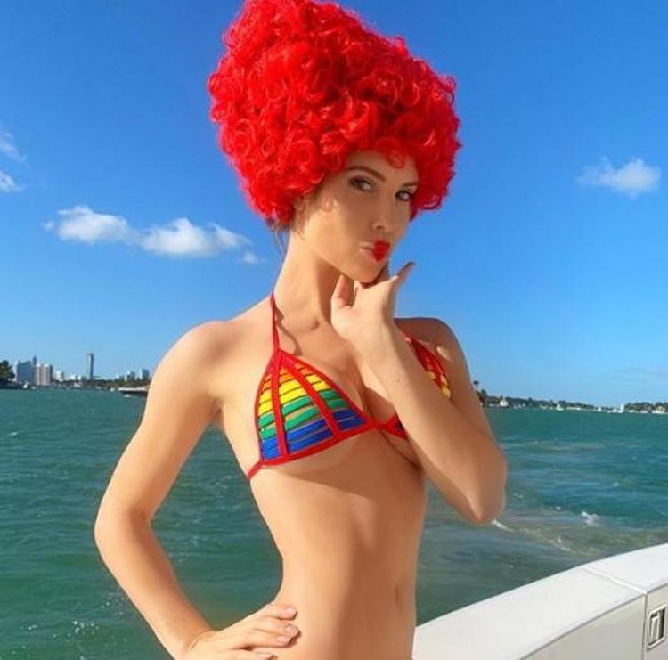 Amanda Cernyden bikilini karantina selfiesi