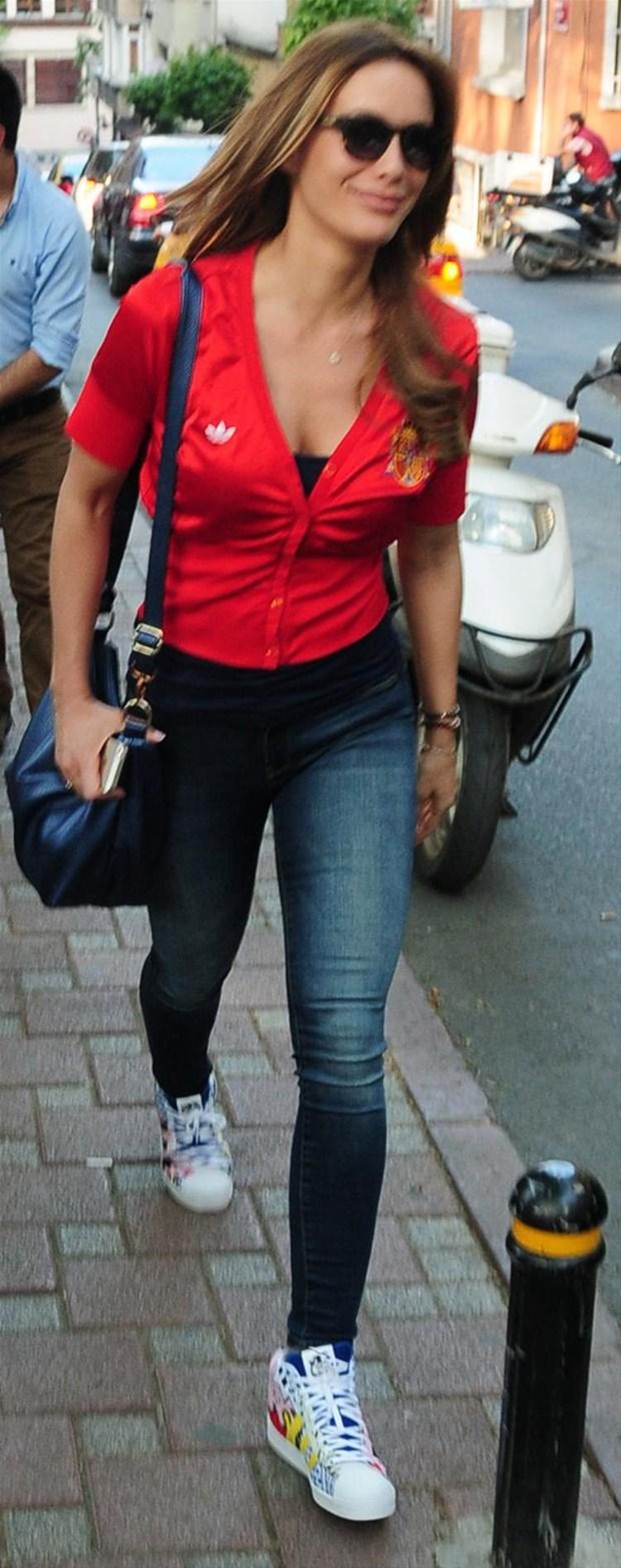Gamze Özçelik kendini dine adadı