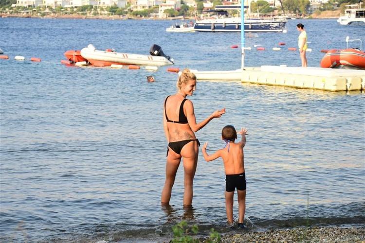 Çağla Şıkel yürek hoplattı